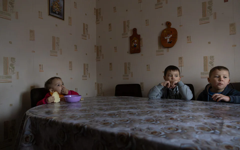 Travmalı və çarəsiz: Müharibə ukraynalı uşaqların həyatını necə məhv edir? (FOTO)