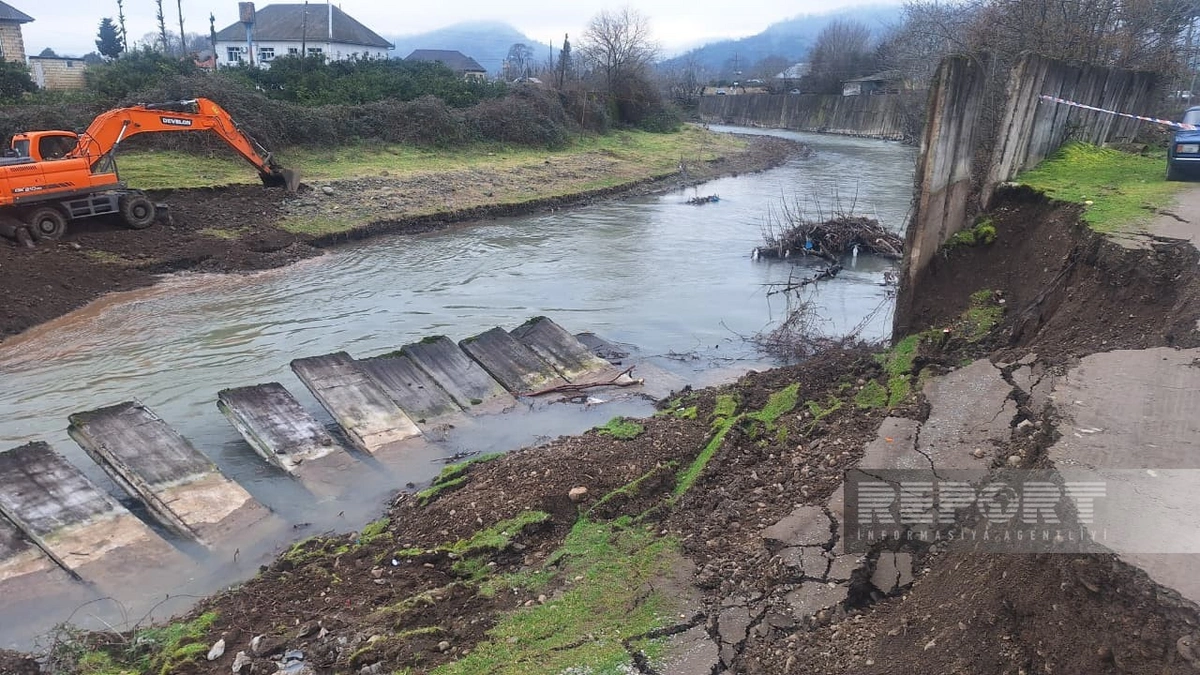 Astarada torpaq sürüşməsi: Ərazidəki çayın məcrası dəyişdirilir (FOTO)