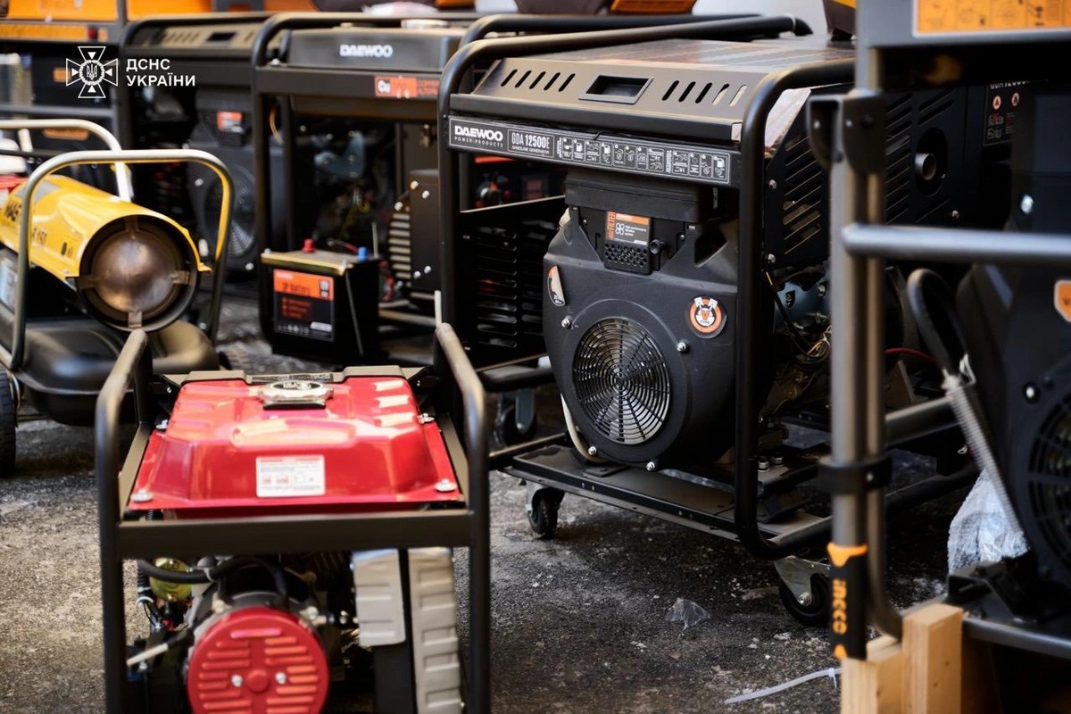 Azərbaycan Ukraynaya generatorlar və xilasetmə avadanlığı verdi (FOTOLAR)