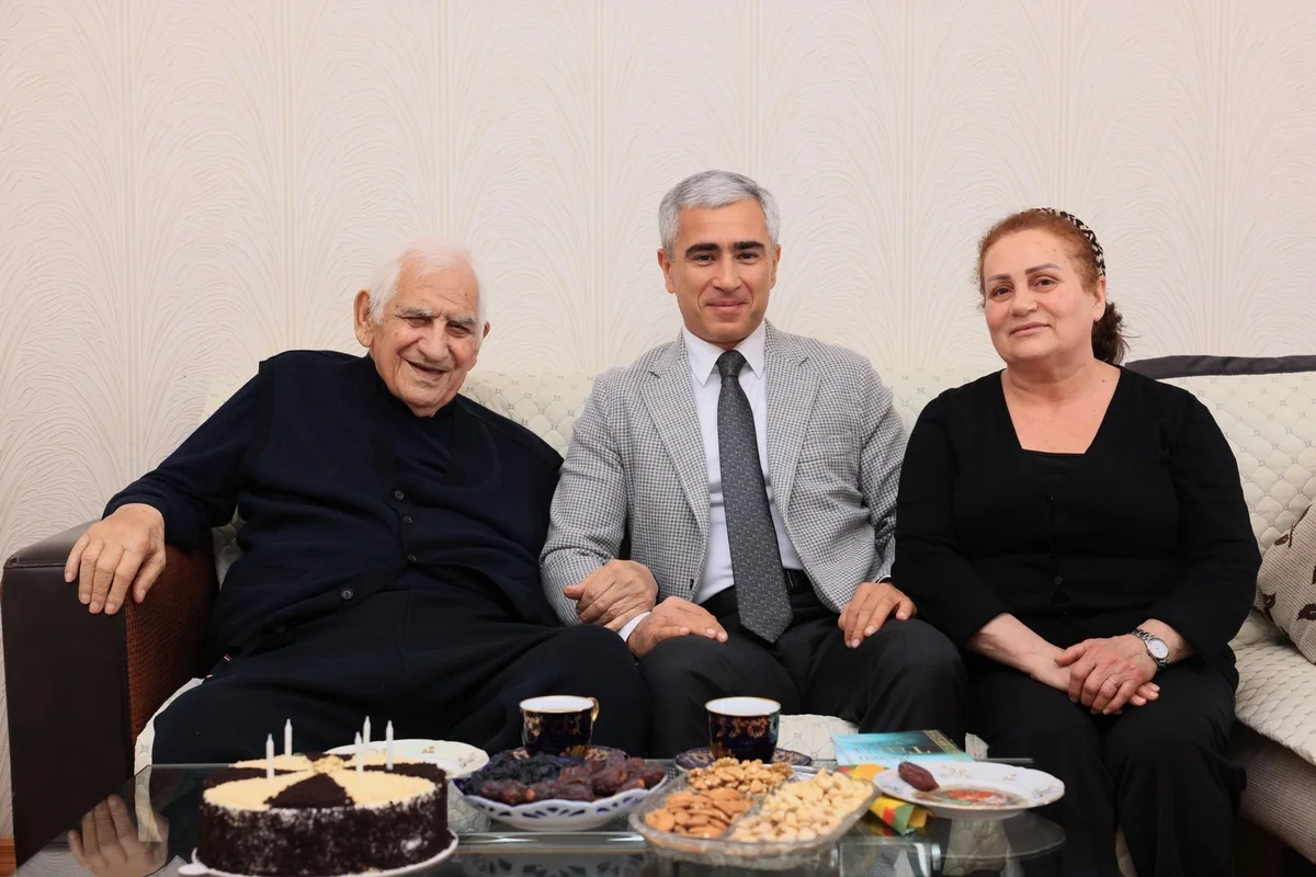 Anar Ələkbərov Nəriman Həsənzadəni evində ziyarət etdi (FOTO)