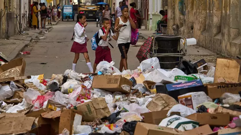 Küçələr zibillə dolub, işıqlar sönür, təhsil dayanıb - Kubada həyat durdu
