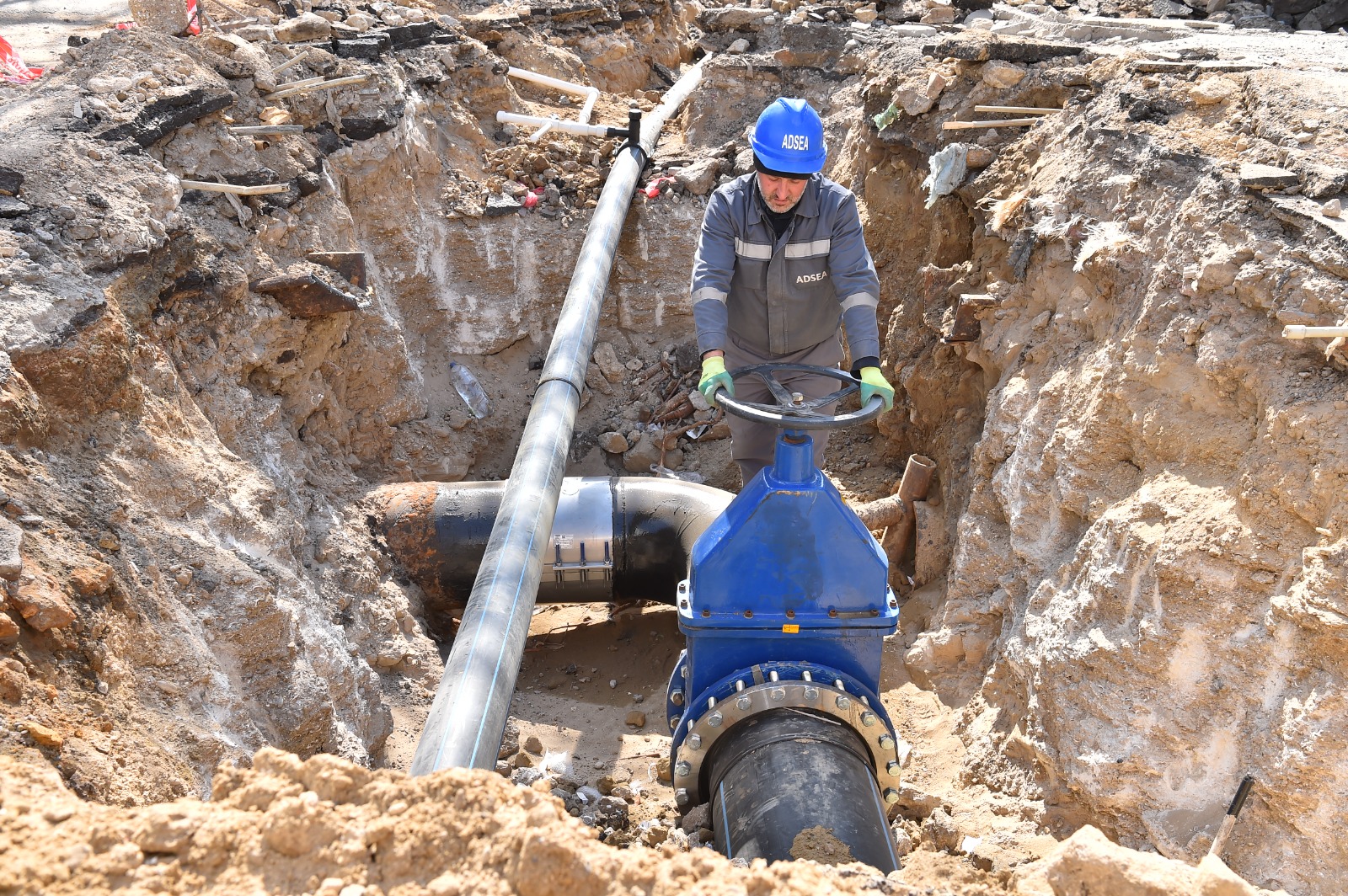 Xətaidə evlərin altında qalan magistral su xətti əvəzlənərək yeri dəyişdirildi (FOTO/VİDEO)