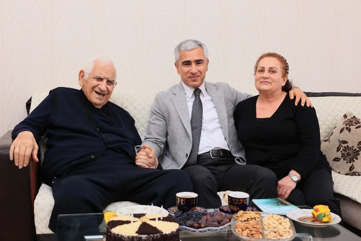 Anar Ələkbərov Nəriman Həsənzadəni evində ziyarət etdi (FOTO)