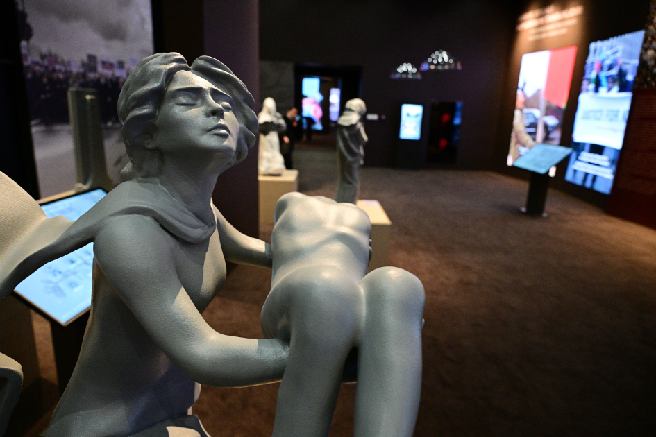 Prezident və birinci xanım Xocalı Soyqırımı Memorialının açılışında iştirak etdi (YENİLƏNİB)