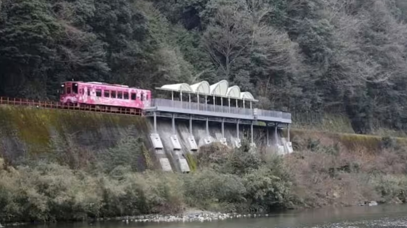 Girişi və çıxışı olmayan qəribə qatar stansiyası: Niyə yaradılıb?