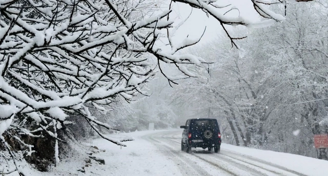 Bakı-Şamaxı-Yevlax yolu buz bağladı (FOTO)