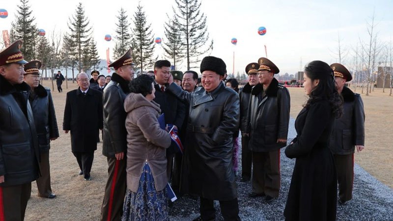 Kim Çen Rusiyada həlak olan əsgərlərin ailələrinə ev verdi: 