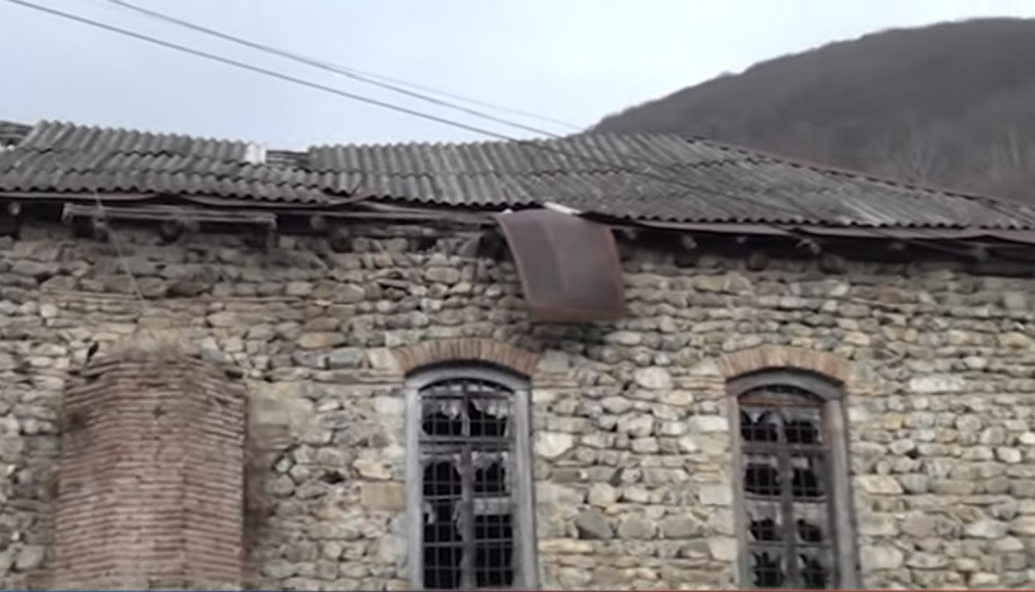 200 illik tarixi məscid qəzalı vəziyyətdə: İbadət edənlər Zaqatalaya gedirlər (VİDEO)