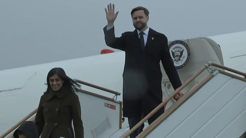 Bakıda ABŞ-ın vitse-prezidentinin rəsmi qarşılanma mərasimi oldu (YENİLƏNİB)