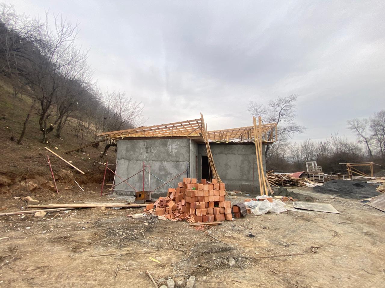 Qəbələdə meşə fondu torpağında qanunsuz tikinti aşkarlandı, tədbir görüldü (FOTO)