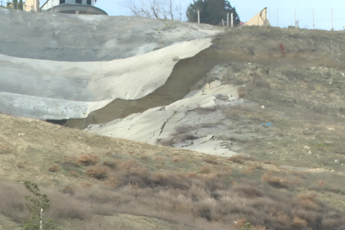 Bakıda torpaq sürüşməsi oldu (VİDEO)