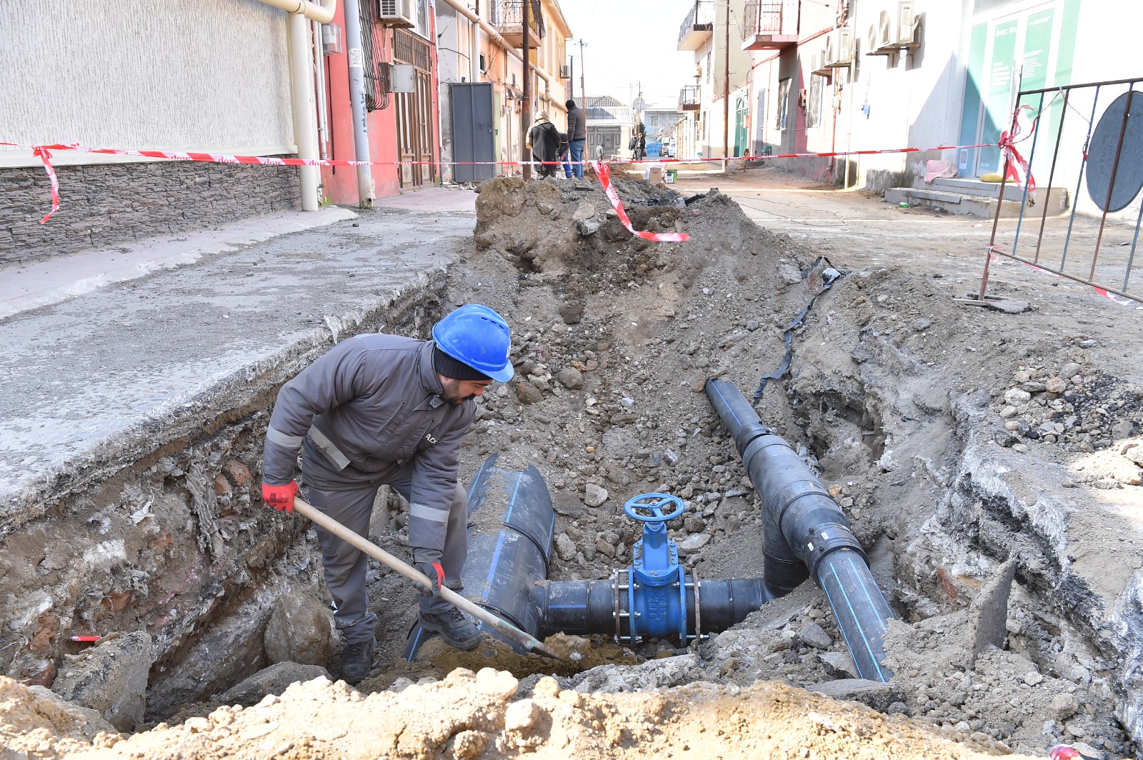 Xətaidə evlərin altında qalan magistral su xətti əvəzlənərək yeri dəyişdirildi (FOTO/VİDEO)
