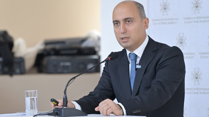 Emin Əmrullayev direktoru işdən çıxardı (FOTO)