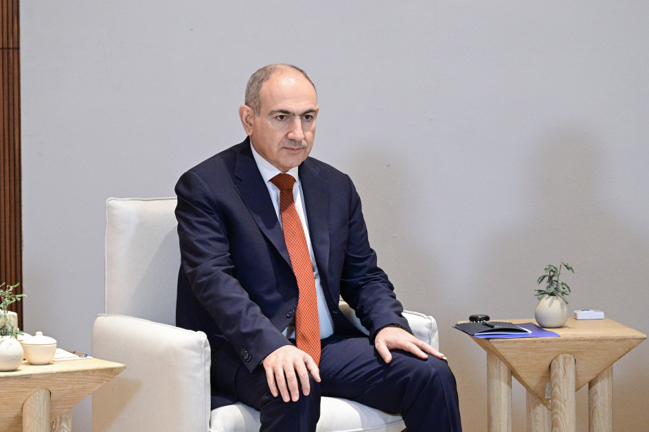 İlham Əliyevlə Paşinyan arasında geniş tərkibdə görüş keçirildi (YENİLƏNİB/FOTO/VİDEO)