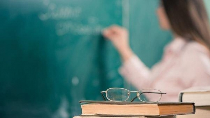 Deputat: Müəllimin nüfuzu sarsılarsa, nizam pozular