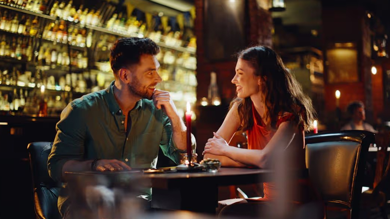 İnternet tanışlıqları xoşbəxt münasibətlərə səbəb olurmu? - Yeni sorğu