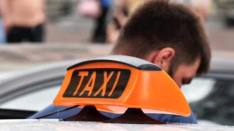 Xəstə anasının adı ilə taksi sürücüsünü aldatdı