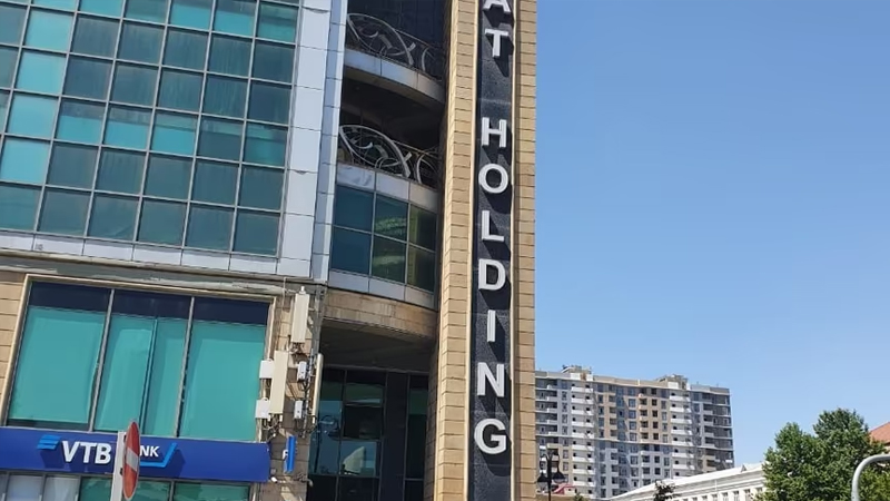 Mehdiyevin qardaşının tikdirdiyi qəzalı bina - Lifti belə yoxdur...