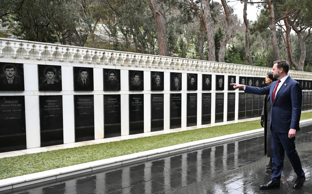 Vens və xanımı Şəhidlər xiyabanını ziyarət etdi (FOTO/VİDEO)