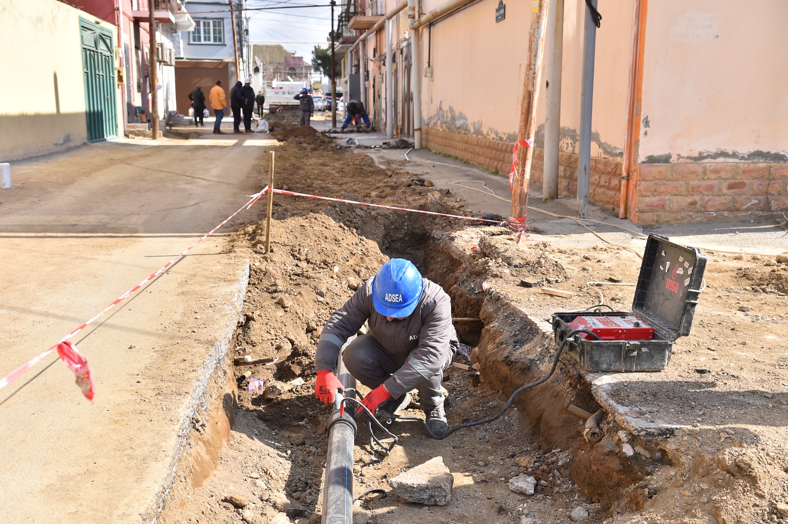 Xətaidə evlərin altında qalan magistral su xətti əvəzlənərək yeri dəyişdirildi (FOTO/VİDEO)