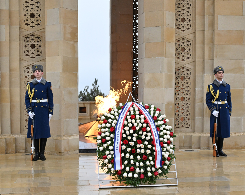 Vens və xanımı Şəhidlər xiyabanını ziyarət etdi (FOTO/VİDEO)