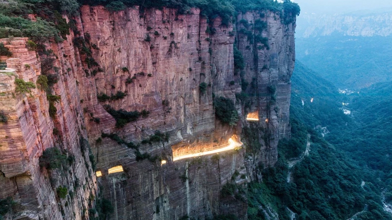 Burdan keçmək cəsarət istəyir - Dünyanın ən təhlükəli yolu (FOTO)