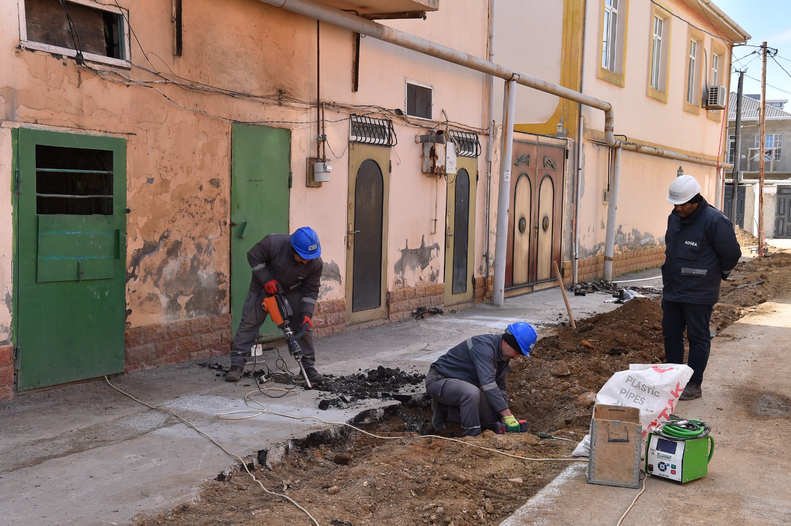 Xətaidə evlərin altında qalan magistral su xətti əvəzlənərək yeri dəyişdirildi (FOTO/VİDEO)
