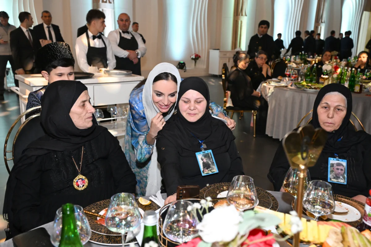Leyla Əliyeva şəhid ailələri ilə birlikdə iftar süfrəsində iştirak etdi (FOTO)