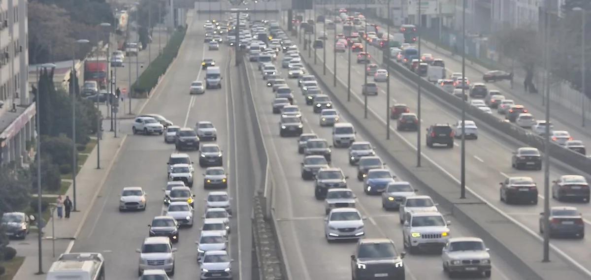 Bakıda doqquz istiqamət üzrə nəqliyyatın sıxlığı müşahidə olunur