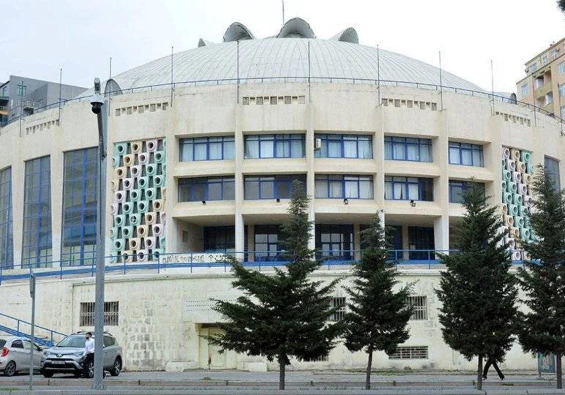 Sirk fəaliyyətini çadırda davam etdirir: Qapalı bina, açıq suallar