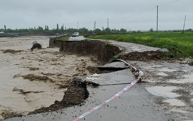 Sel avtomobil yolunu yararsız hala saldı