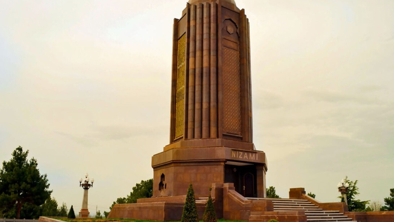 Gəncədə qadın Nizami məqbərəsində körpüdən yıxıldı