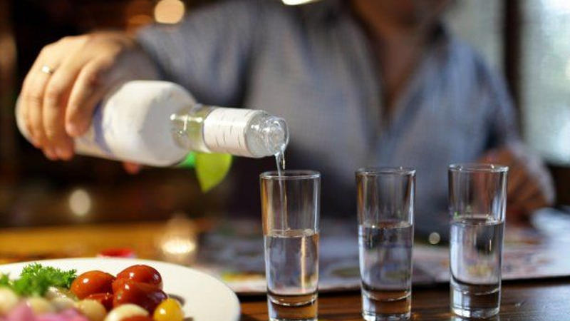 Kafedə atasının pulu ilə qadına hədiyyə aldı, qonaqlıq verdi - Evdə dava saldı