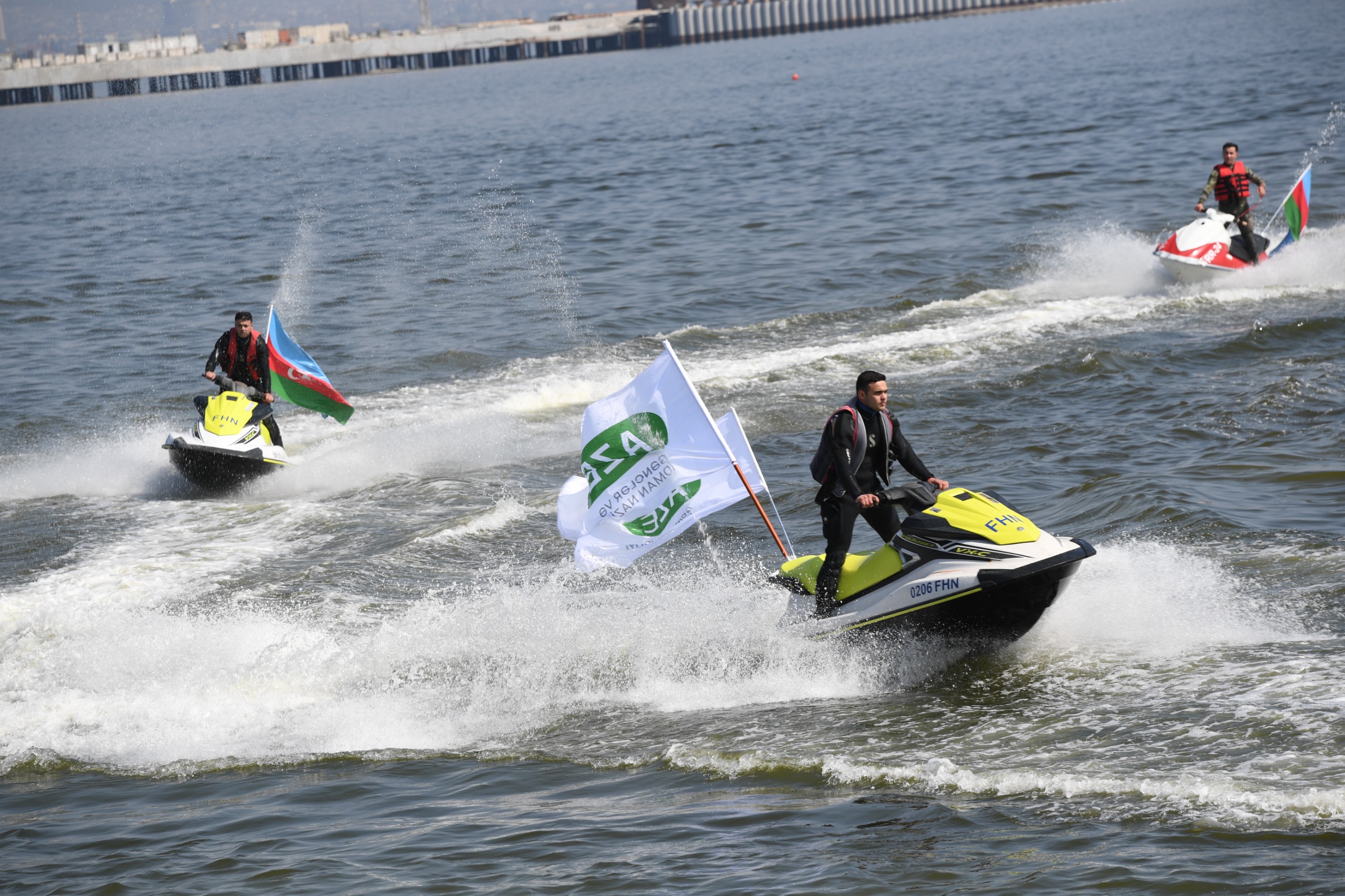 Bakıda Xəzərin suları avar&ccedil;əkmə və yelkənli qayıqlarla bəzəndi (FOTO)
