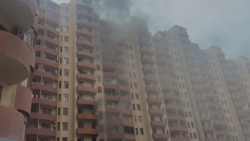 Yaşayış binasında yanğın: 7 nəfər tüstüdən zəhərləndi (VİDEO)