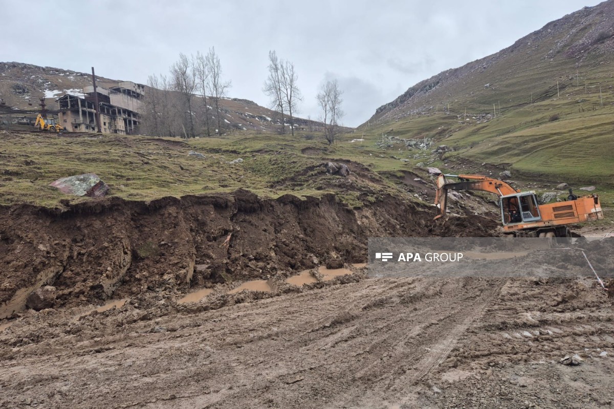 Daşkəsəndə güclü yağışdan sonra yolda sürüşmə baş verdi (FOTO)