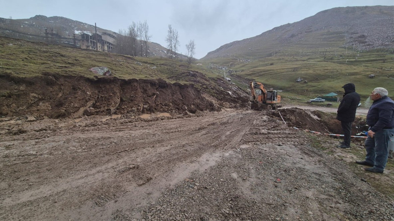 Daşkəsəndə güclü yağışdan sonra yolda sürüşmə baş verdi (FOTO)