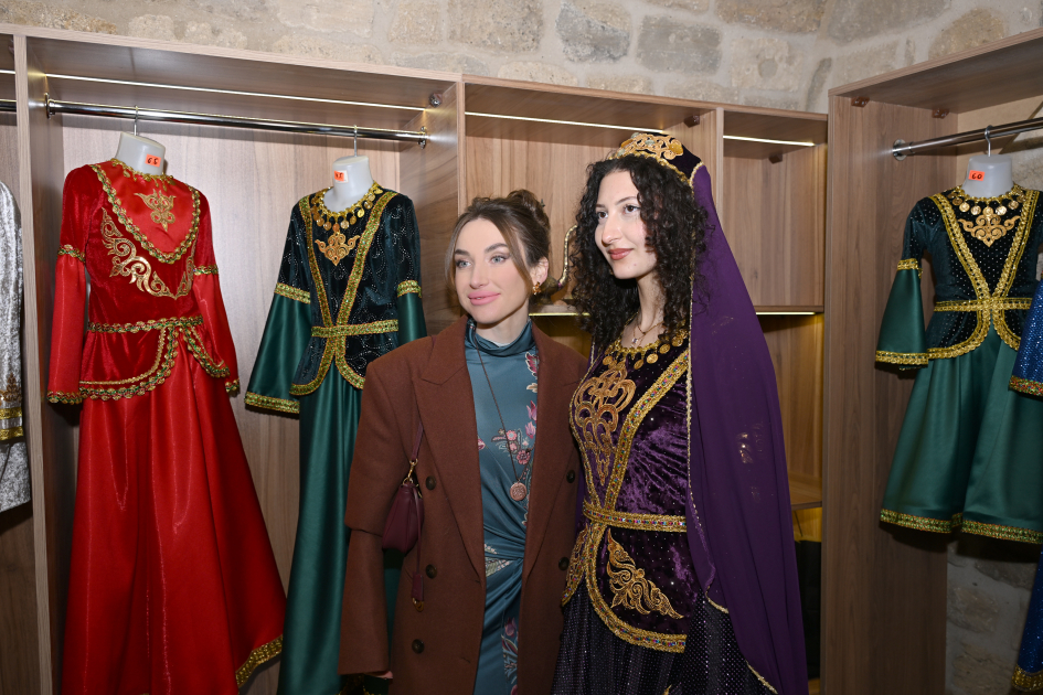 Prezidentin gəlini Buxara karvansarasının açılışında (FOTOLAR)