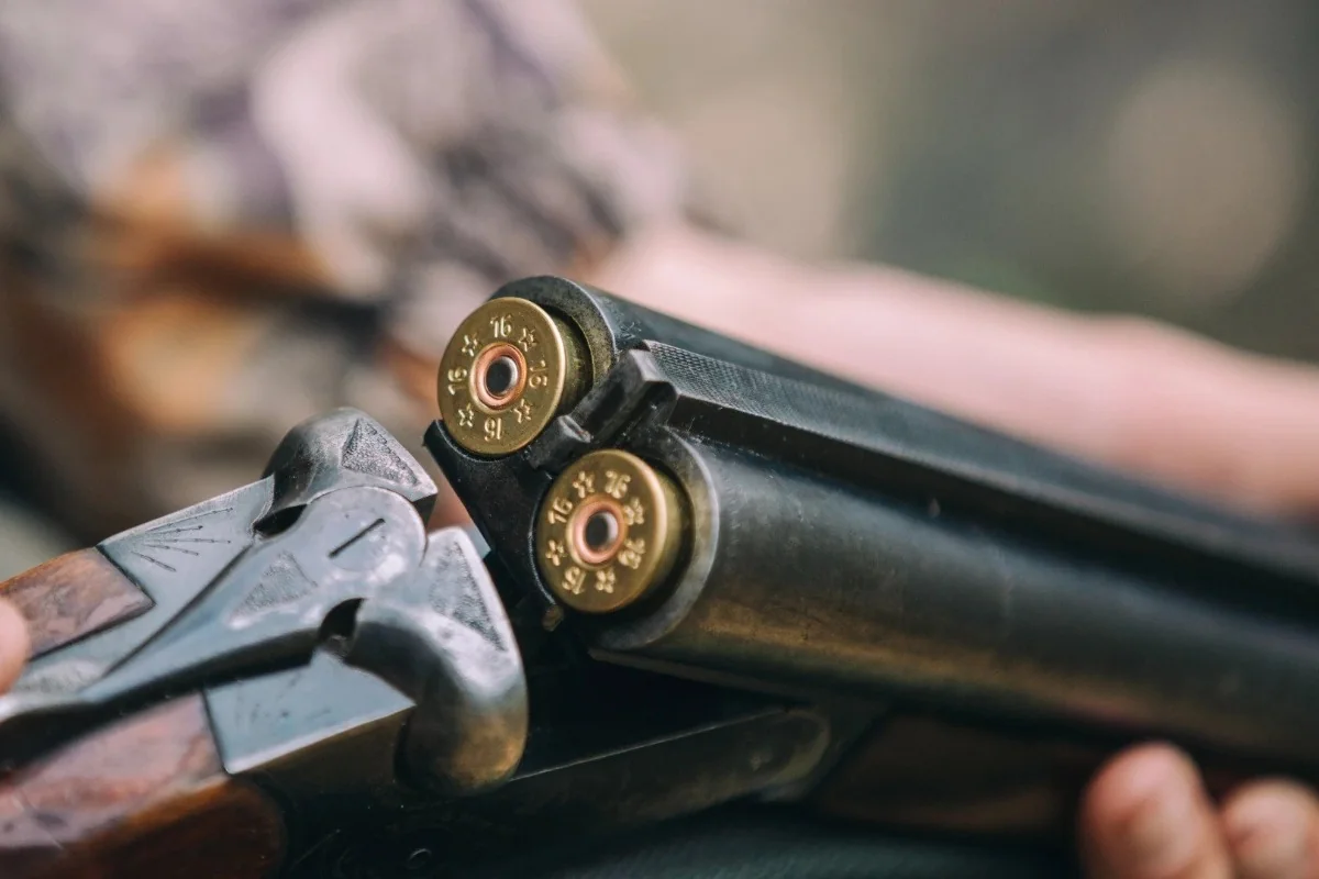 Bakıda ov tüfəngindən atəş açıldı: Hadisə yerində ölən və yaralanan var