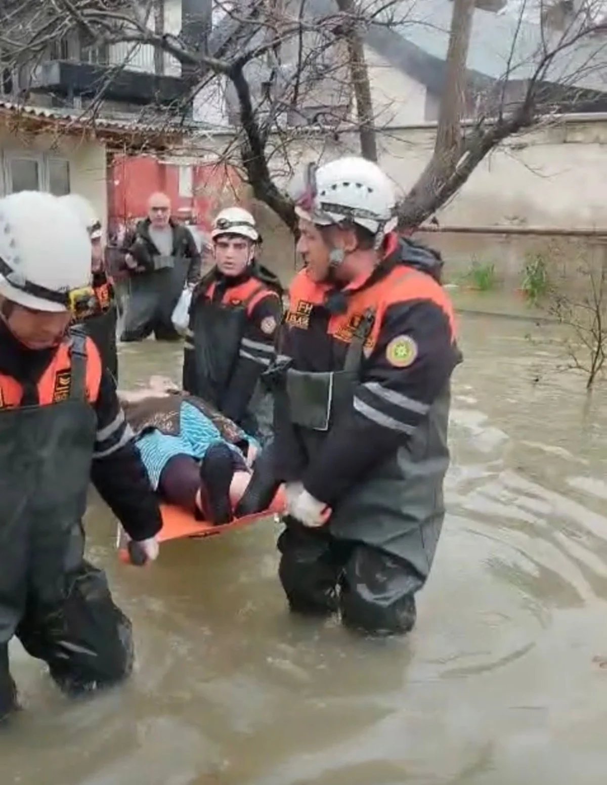 216 nəfər təxliyə edildi - 36-sı azyaşlıdır (FOTO)