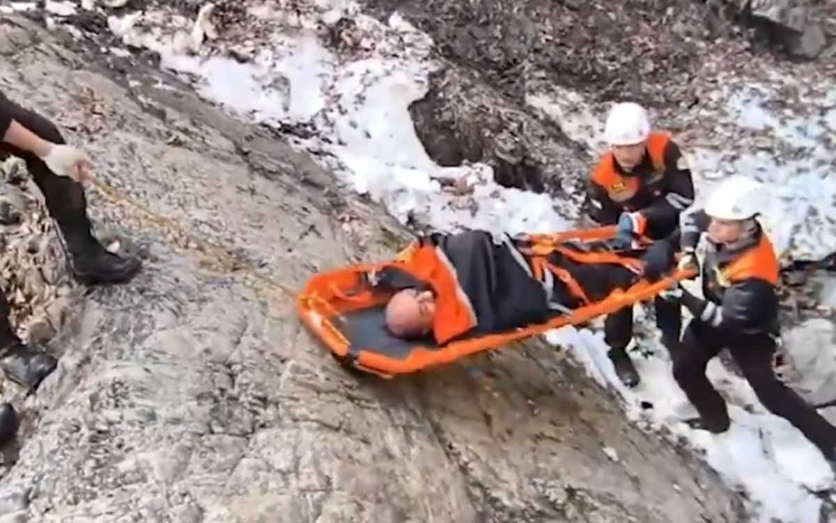Qəbələdə 50 yaşlı kişi dağdan yıxıldı - Hadisə yerindən görüntülər (VİDEO)