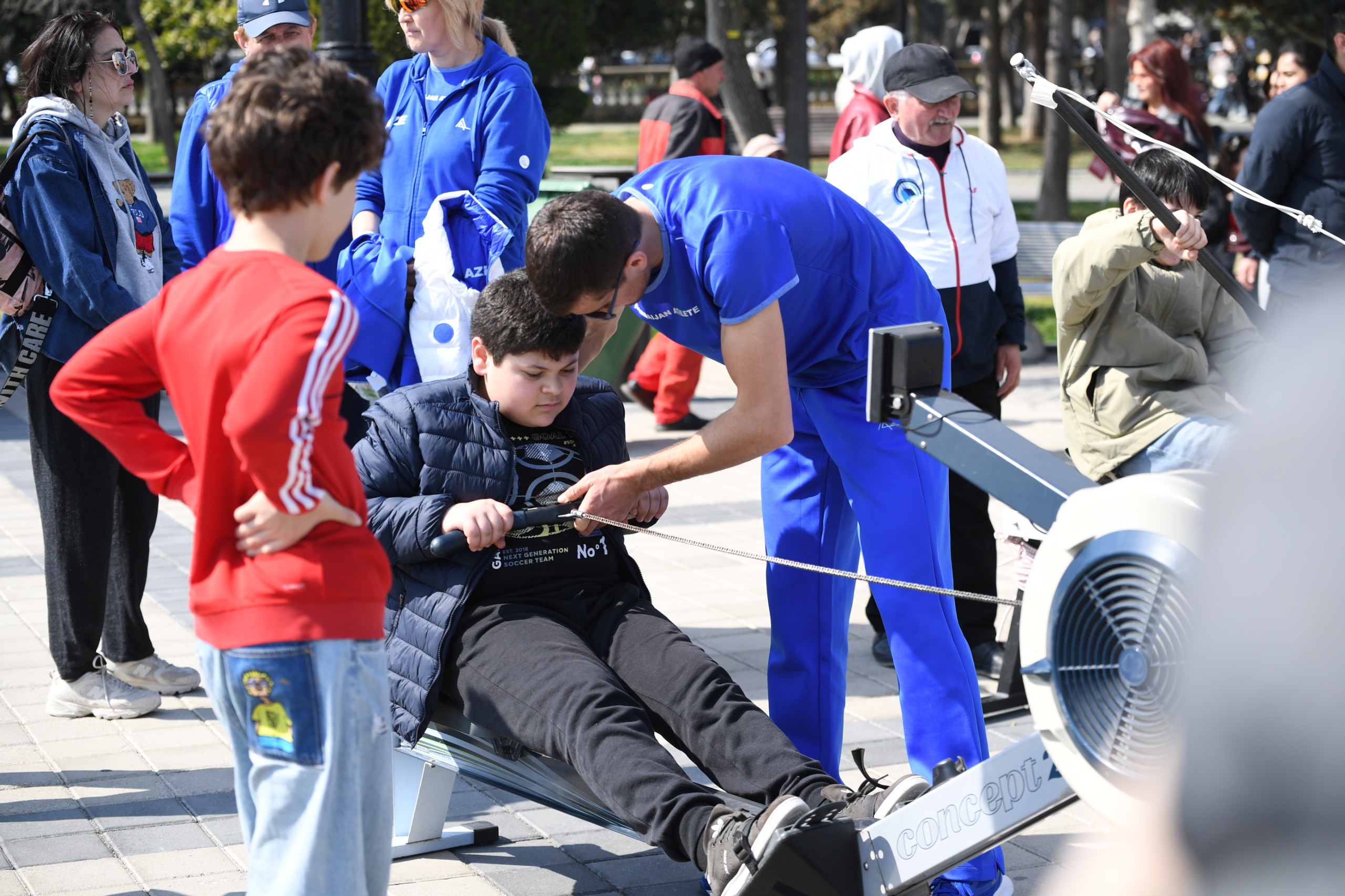 Bakıda Xəzərin suları avar&ccedil;əkmə və yelkənli qayıqlarla bəzəndi (FOTO)