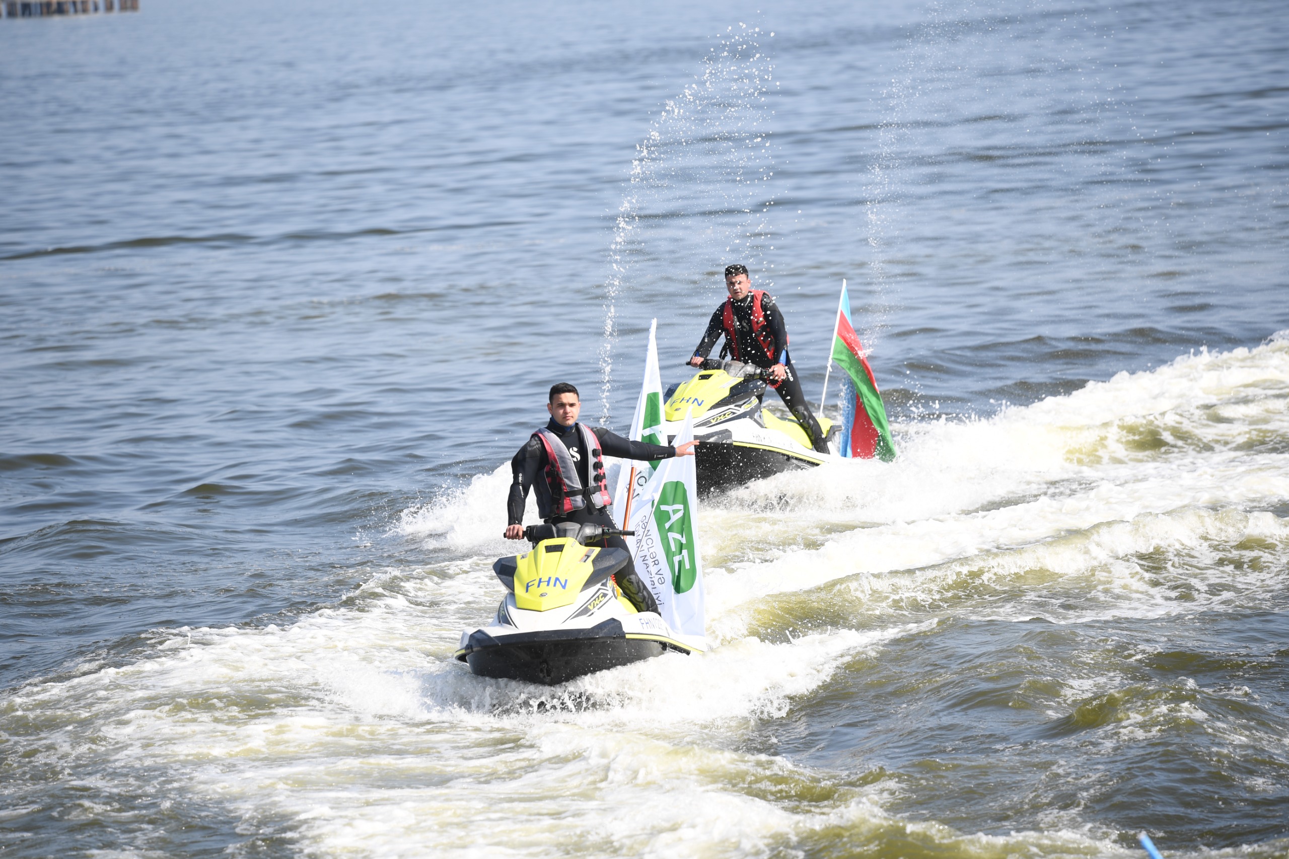 Bakıda Xəzərin suları avar&ccedil;əkmə və yelkənli qayıqlarla bəzəndi (FOTO)