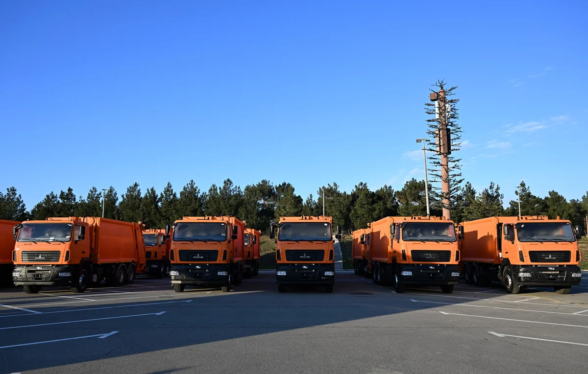 İlham Əliyev Bakıda məişət tullantıları daşıyan texnikalarla tanış oldu (FOTO)