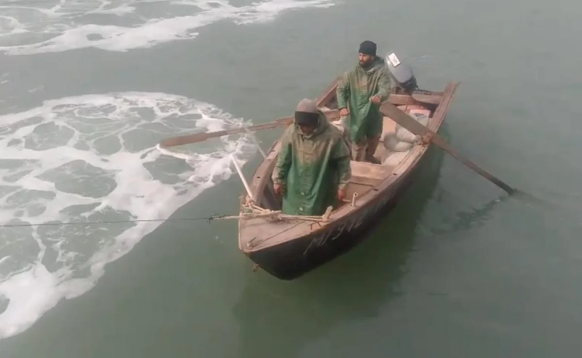 Xəzərdə köməksiz qalan balıqçılar xilas edildi (FOTO)