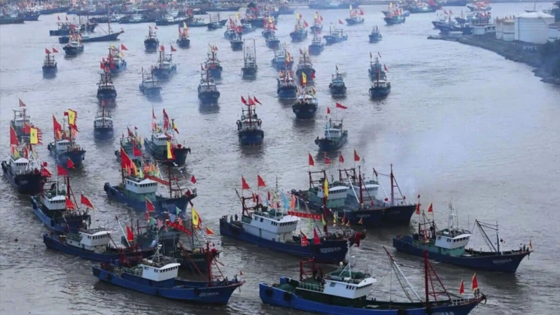 Çin Yaponiyanın sahilləri yaxınlığında minlərlə balıqçı gəmisini yerləşdirdi: Nə baş verib?