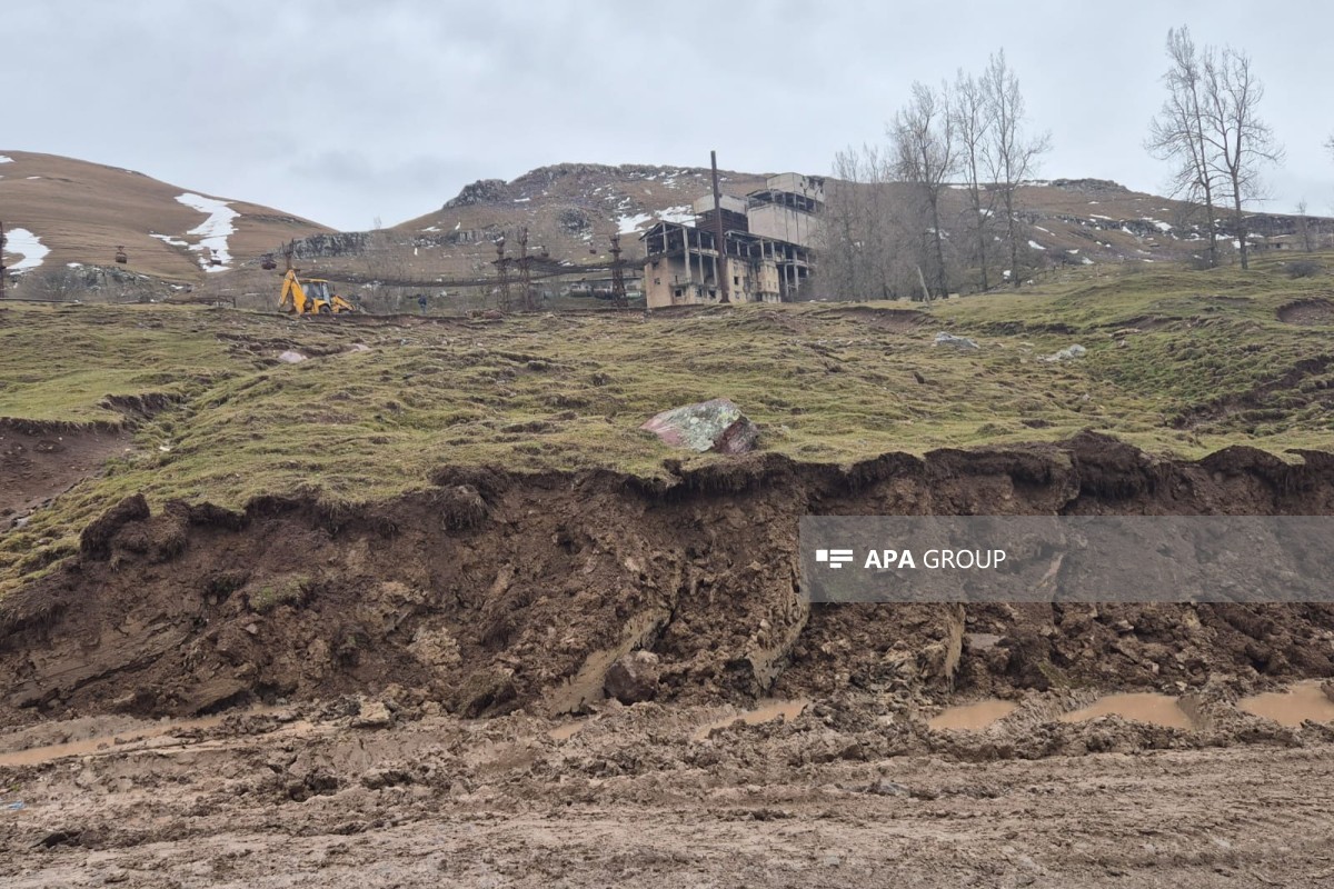 Daşkəsəndə güclü yağışdan sonra yolda sürüşmə baş verdi (FOTO)