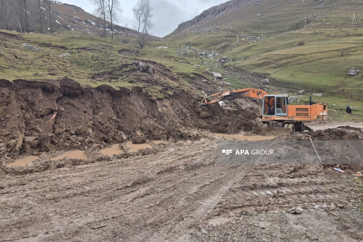 Daşkəsəndə güclü yağışdan sonra yolda sürüşmə baş verdi (FOTO)