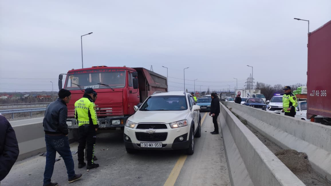 Xaçmaz-Quba yolunda qəza tıxaca səbəb oldu (FOTO)