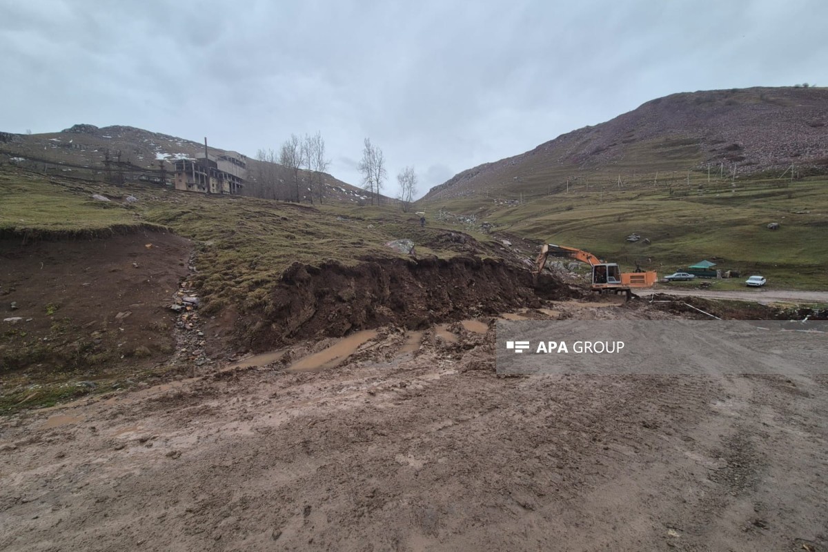 Daşkəsəndə güclü yağışdan sonra yolda sürüşmə baş verdi (FOTO)
